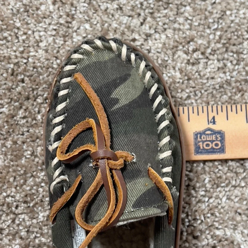 Minnetonka Kids Benson‎ Trapper Green Camo Pile Lined Moccasin Slippers Size 2